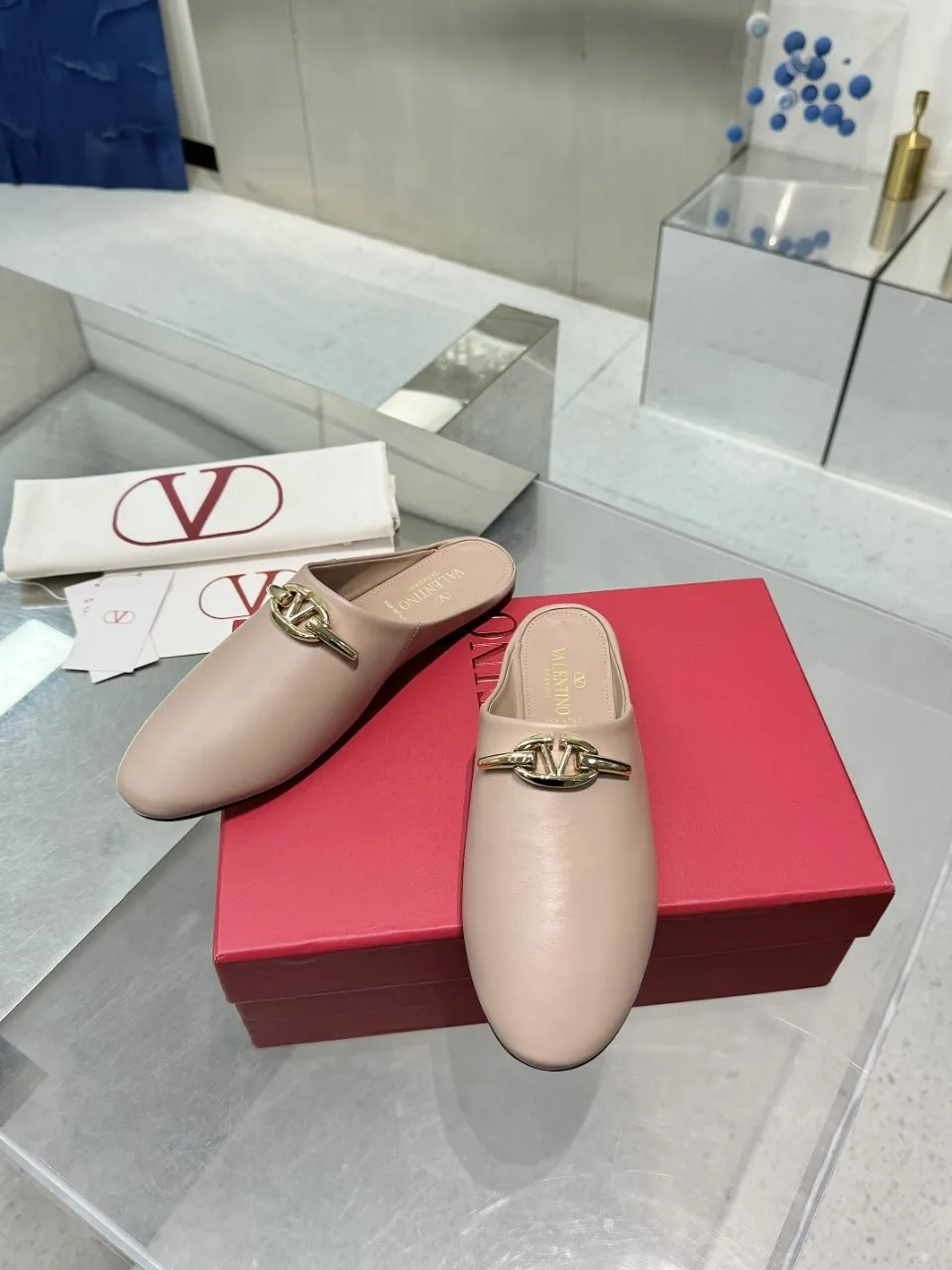👟👟Ex-factory price 520👟👟 Valentino’s hottest new product in 2025, the new slippers are also easy to wear...😈😈😈 The latest logo buckle Perfectly combined with sexiness❤️‍🔥❤️‍🔥❤️‍🔥❤️‍🔥It is simply the pinnacle of summer fashion💖💖💖💖Original replica Outsole: Italian genuine leather outsole Heel height: Flat heel Size: 35-39 (40 41 42 customization is non-returnable and non-exchangeable)